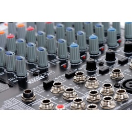 Смесителен пулт 4 моно + 2 стерео BEHRINGER X1204USB XENYX