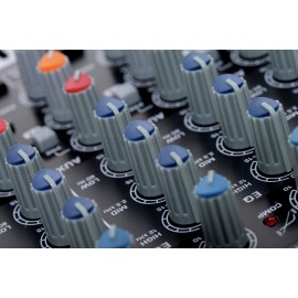 Смесителен пулт 4 моно + 2 стерео BEHRINGER X1204USB XENYX